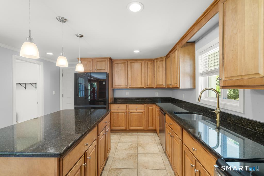 43 East Village Road Shelton, CT 06484 - Photo 8 of 40