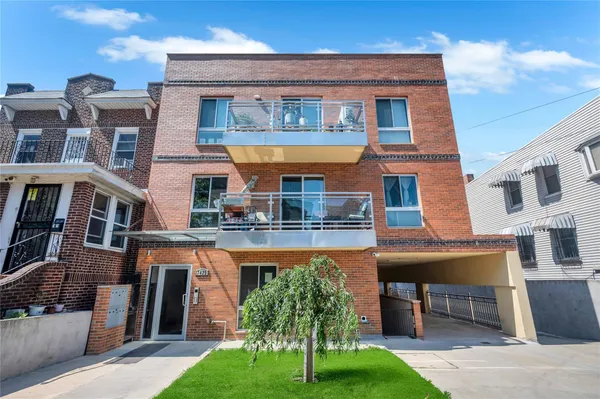 $883,888 | 74-25 43rd Avenue, Unit 2A | Elmhurst