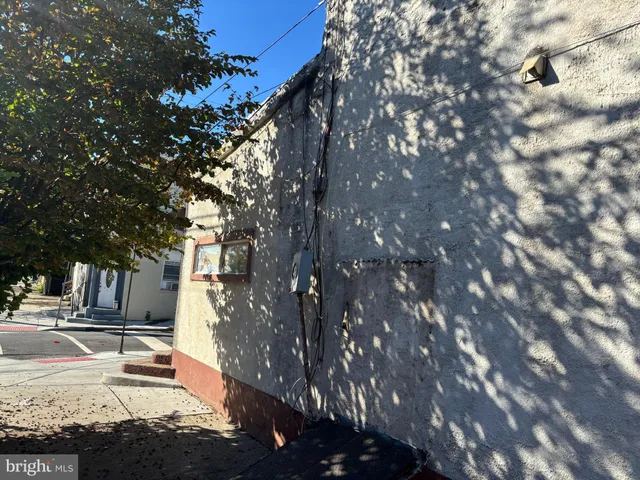 a view of yard with tree
