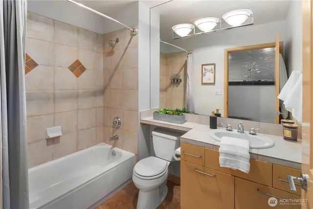 $2,200 | 2319 1st Avenue, Unit 203, Seattle, WA 98121