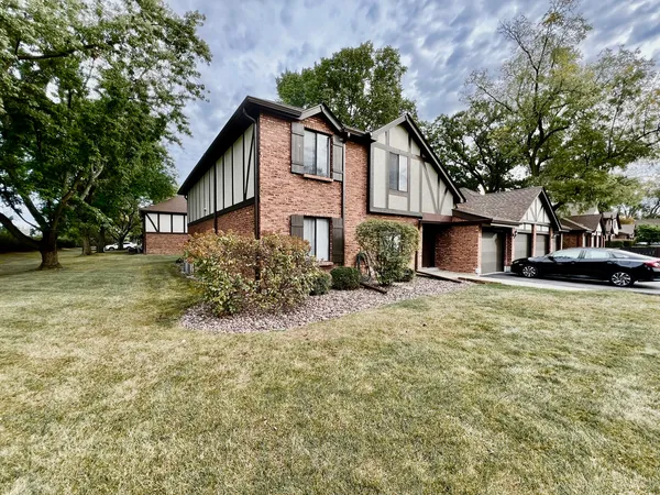 $237,900 | 8246 Holly Court, Unit D, Palos Hills, IL 60465
