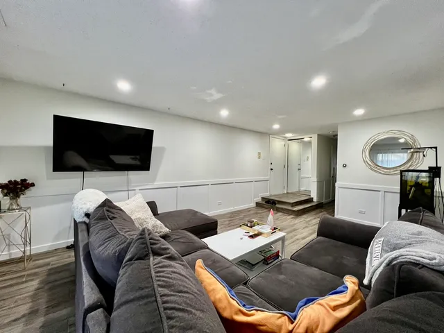 $249,000 | 8246 Holly Court, Unit D, Palos Hills, IL 60465