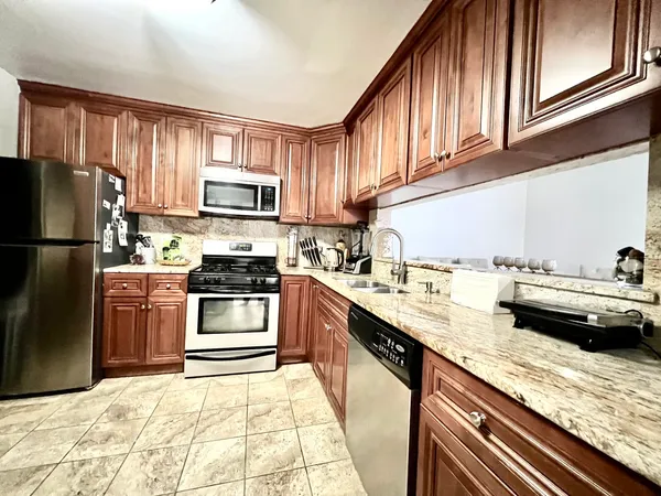 $237,900 | 8246 Holly Court, Unit D, Palos Hills, IL 60465