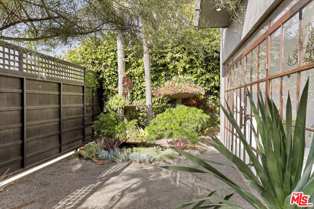 2425 Clement Avenue Venice, CA 90291 - Photo 20 of 25 a view of a backyard