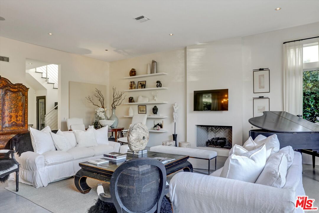 2425 Clement Avenue Venice, CA 90291 - Photo 3 of 35