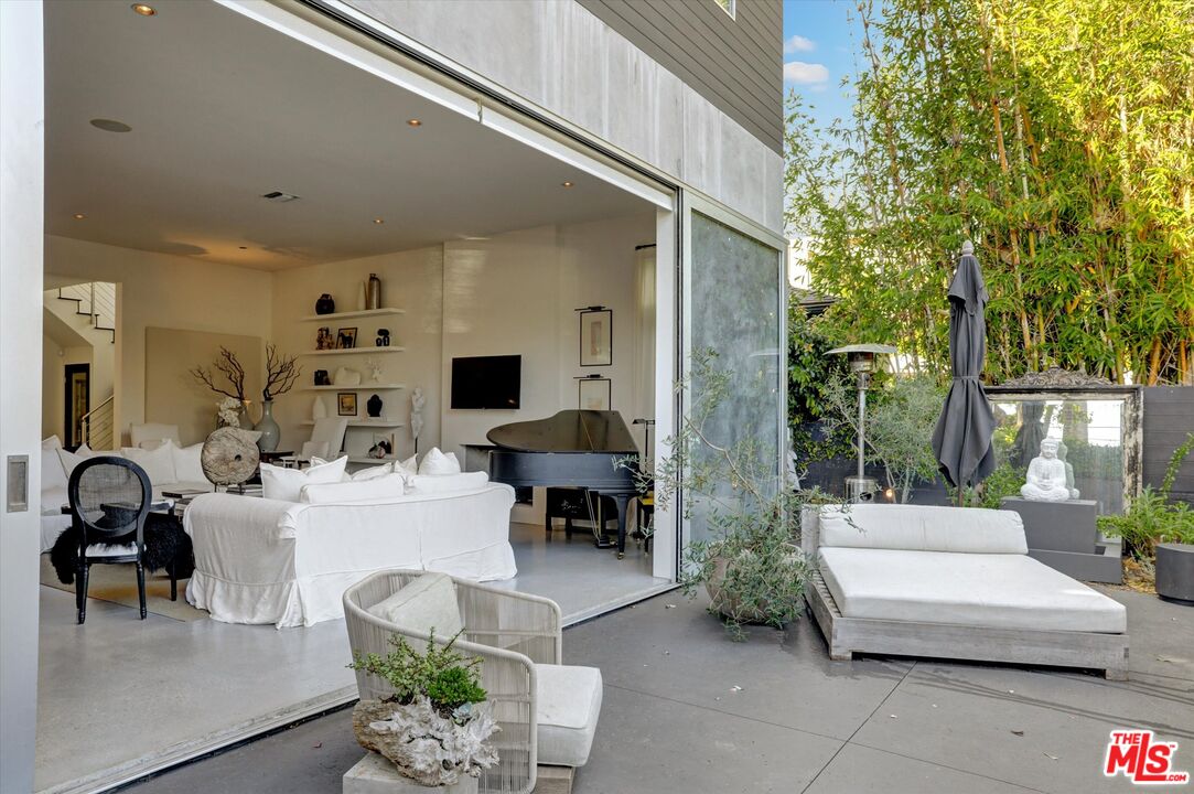 2425 Clement Avenue Venice, CA 90291 - Photo 4 of 25 a living room with furniture and a fountain