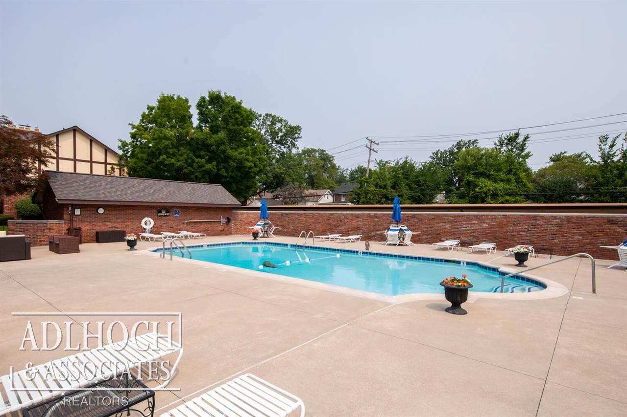 1700 Vernier Road Grosse Pointe, MI 48236 - Photo 35 of 38 50049153-34.JPG