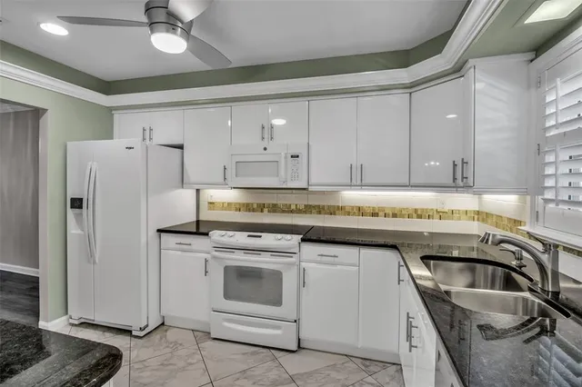 $199,900 | 3484 Lake Bayshore Drive, Unit P515, Bradenton, FL 34205