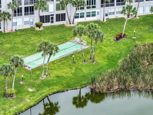 $199,900 | 3484 Lake Bayshore Drive, Unit P515, Bradenton, FL 34205