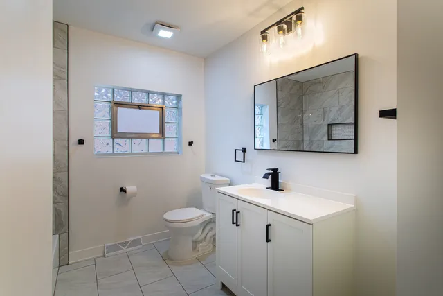 $365,000 | 9558 South Sacramento Avenue, Evergreen Park, IL 60805