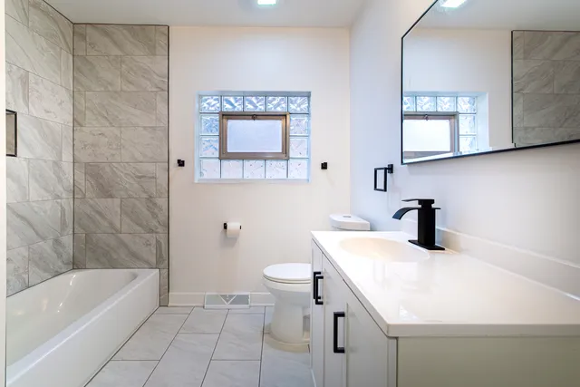 $365,000 | 9558 South Sacramento Avenue, Evergreen Park, IL 60805