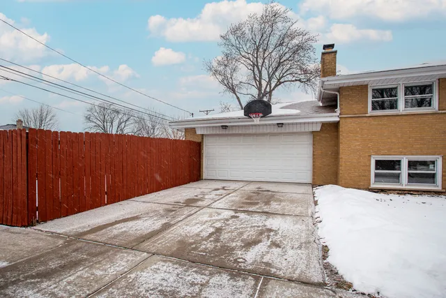 $365,000 | 9558 South Sacramento Avenue, Evergreen Park, IL 60805