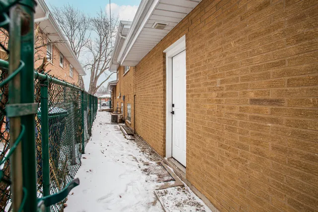 $365,000 | 9558 South Sacramento Avenue, Evergreen Park, IL 60805