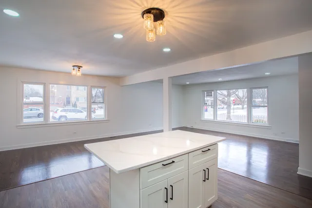 $365,000 | 9558 South Sacramento Avenue, Evergreen Park, IL 60805