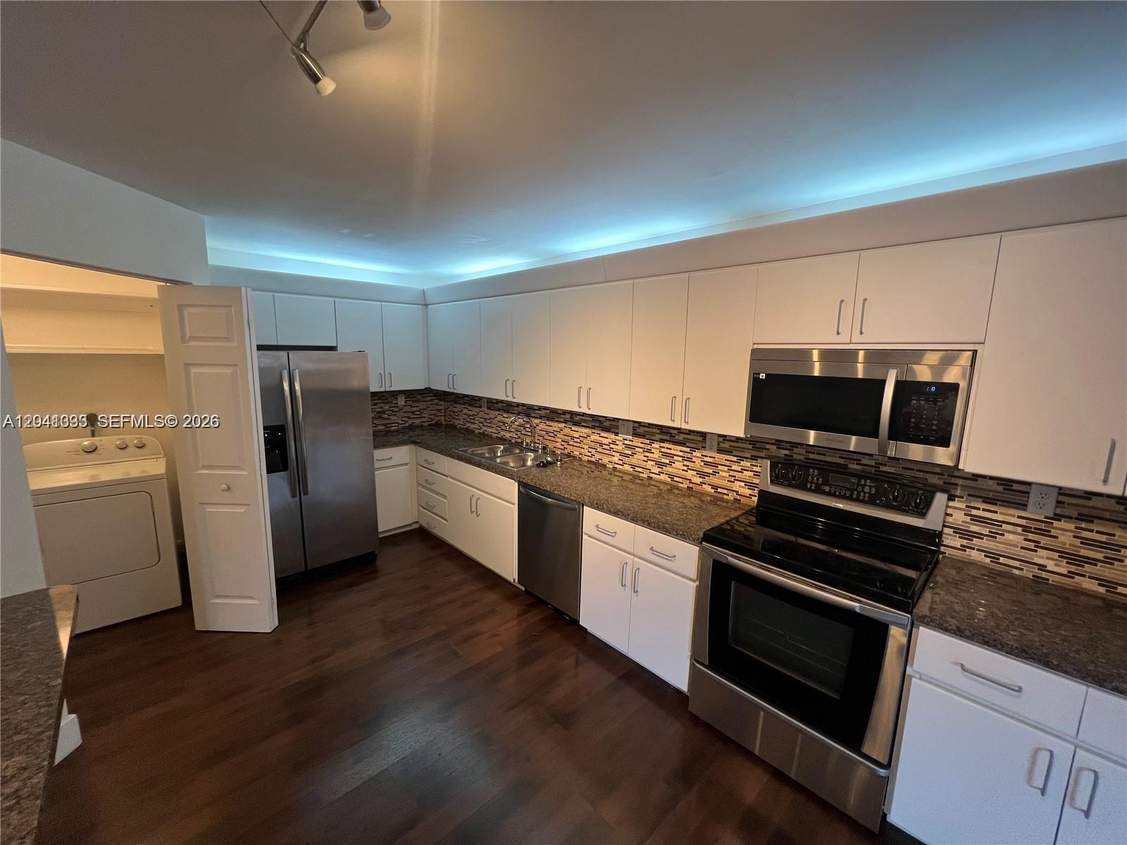 561 Racquet Club Road, Unit 21 Weston, FL 33326 - Photo 2 of 5
