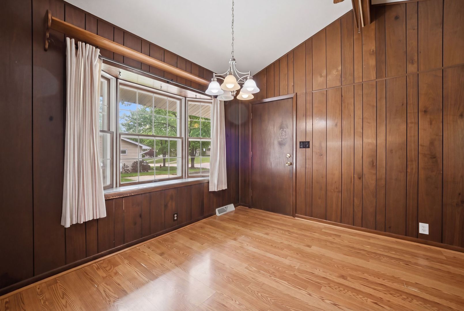 323 East Dresser Road DeKalb, IL 60115 - Photo 13 of 37