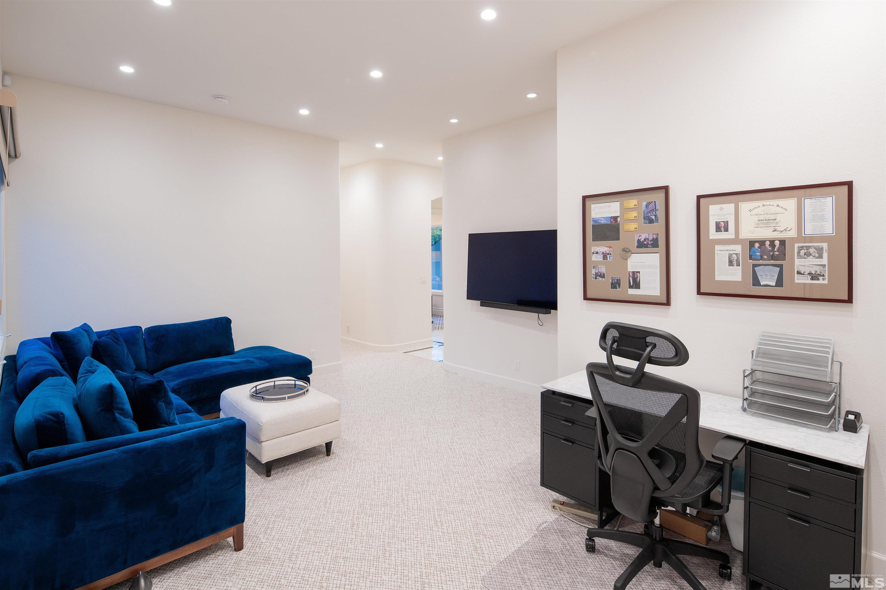 4305 Juniper Trail Reno, NV 89519 - Photo 24 of 30 a livingroom with workspace workspace and a couch