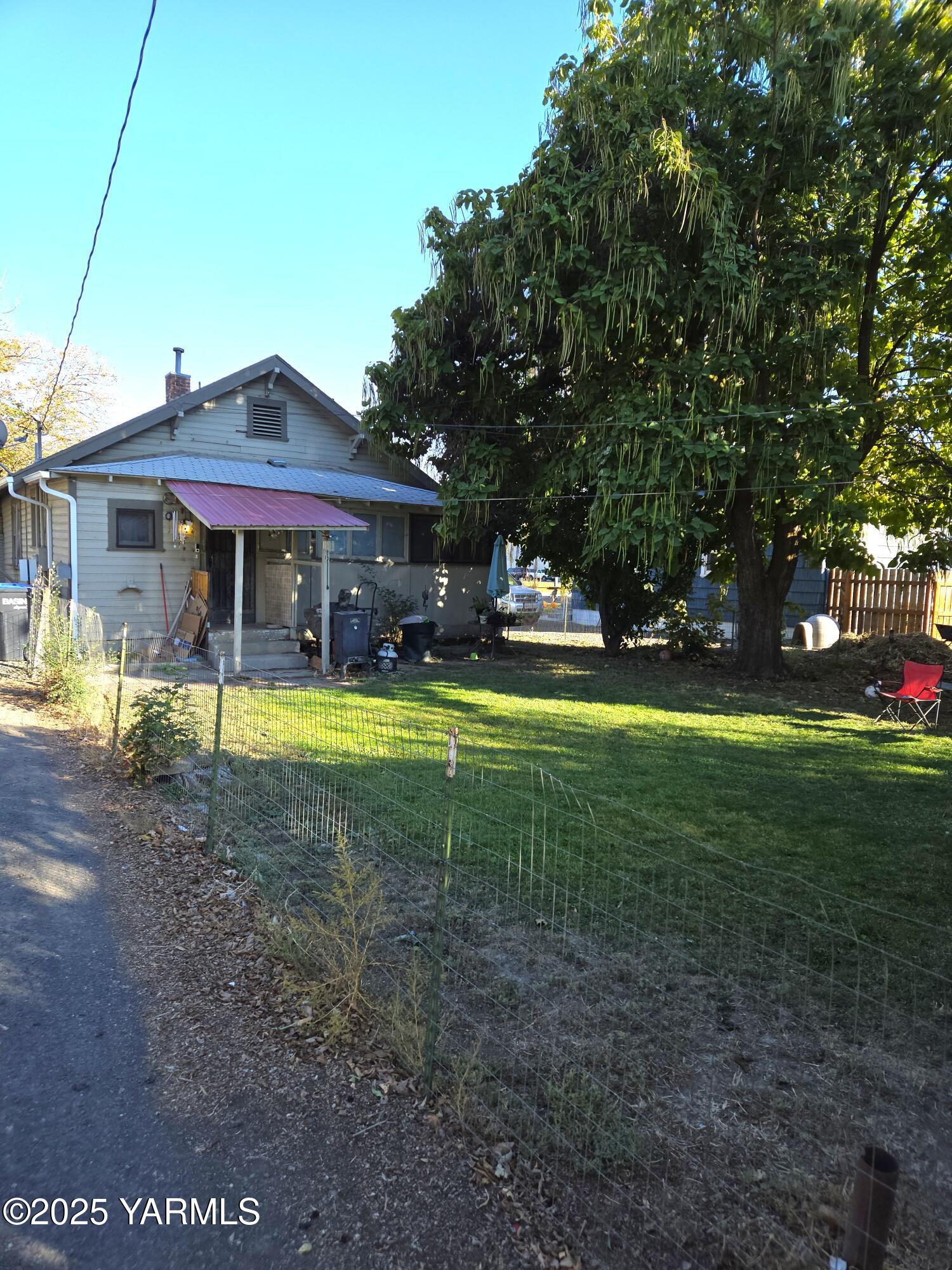 308 North Wenas Road Selah, WA 98942 - Photo 1 of 12 a view of a house with a yard