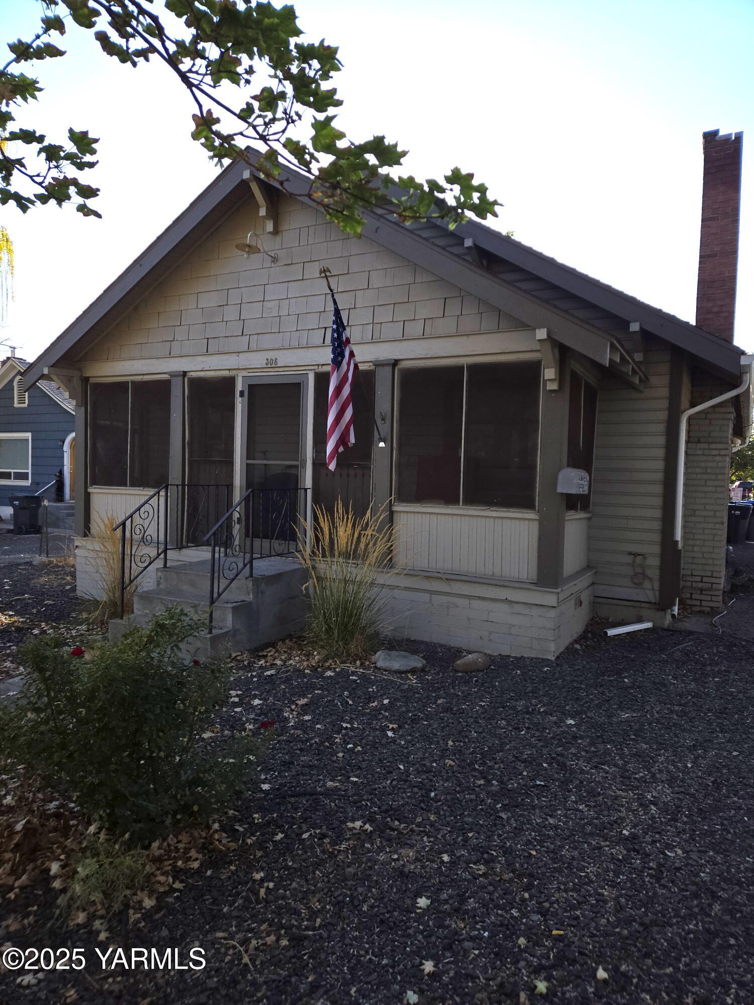 308 North Wenas Road Selah, WA 98942 - Photo 2 of 12 a front view of a house with garden