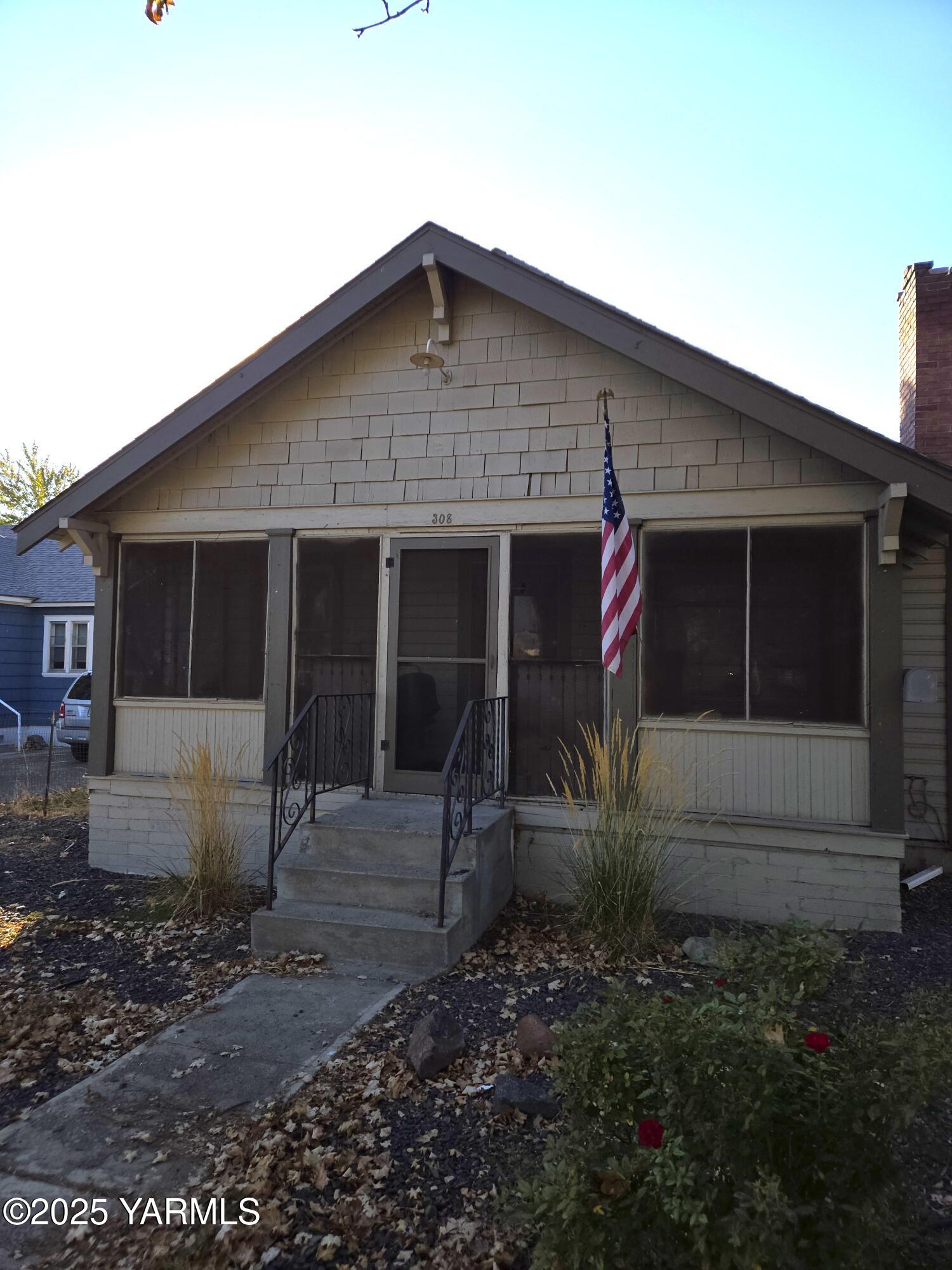 308 North Wenas Road Selah, WA 98942 - Photo 3 of 12 a front view of a house with garden