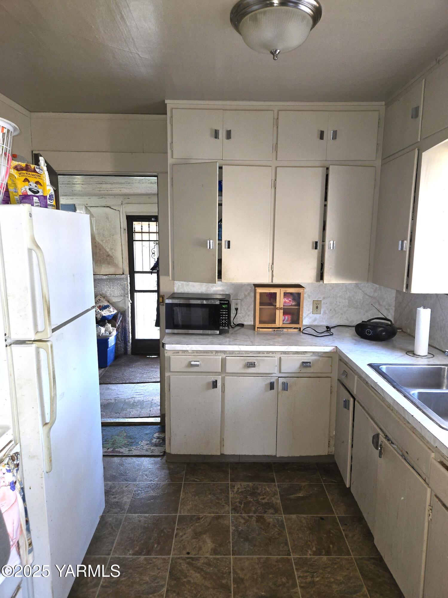308 North Wenas Road Selah, WA 98942 - Photo 5 of 12 a kitchen with a sink and cabinets