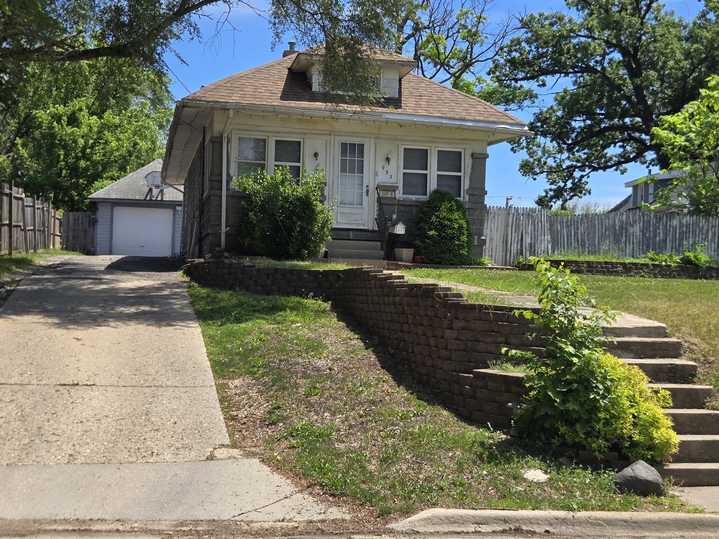 953 Elizabeth Street Elgin, IL 60120 - Photo 1 of 10