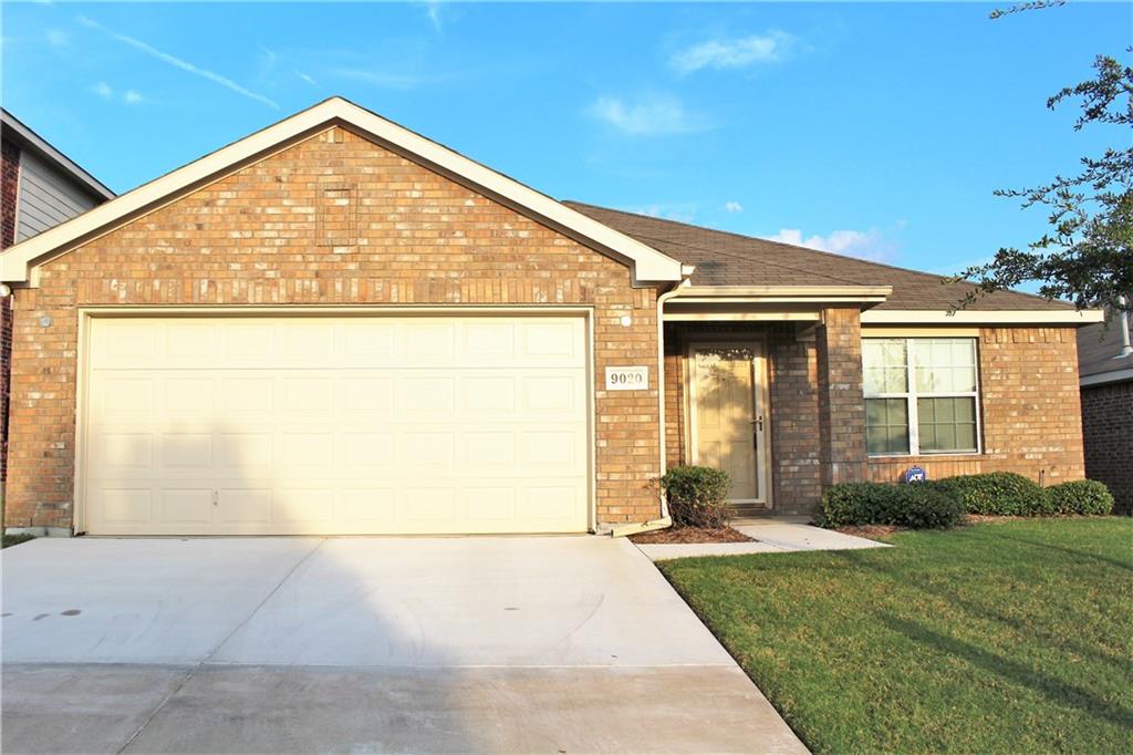 a view of a house with backyard