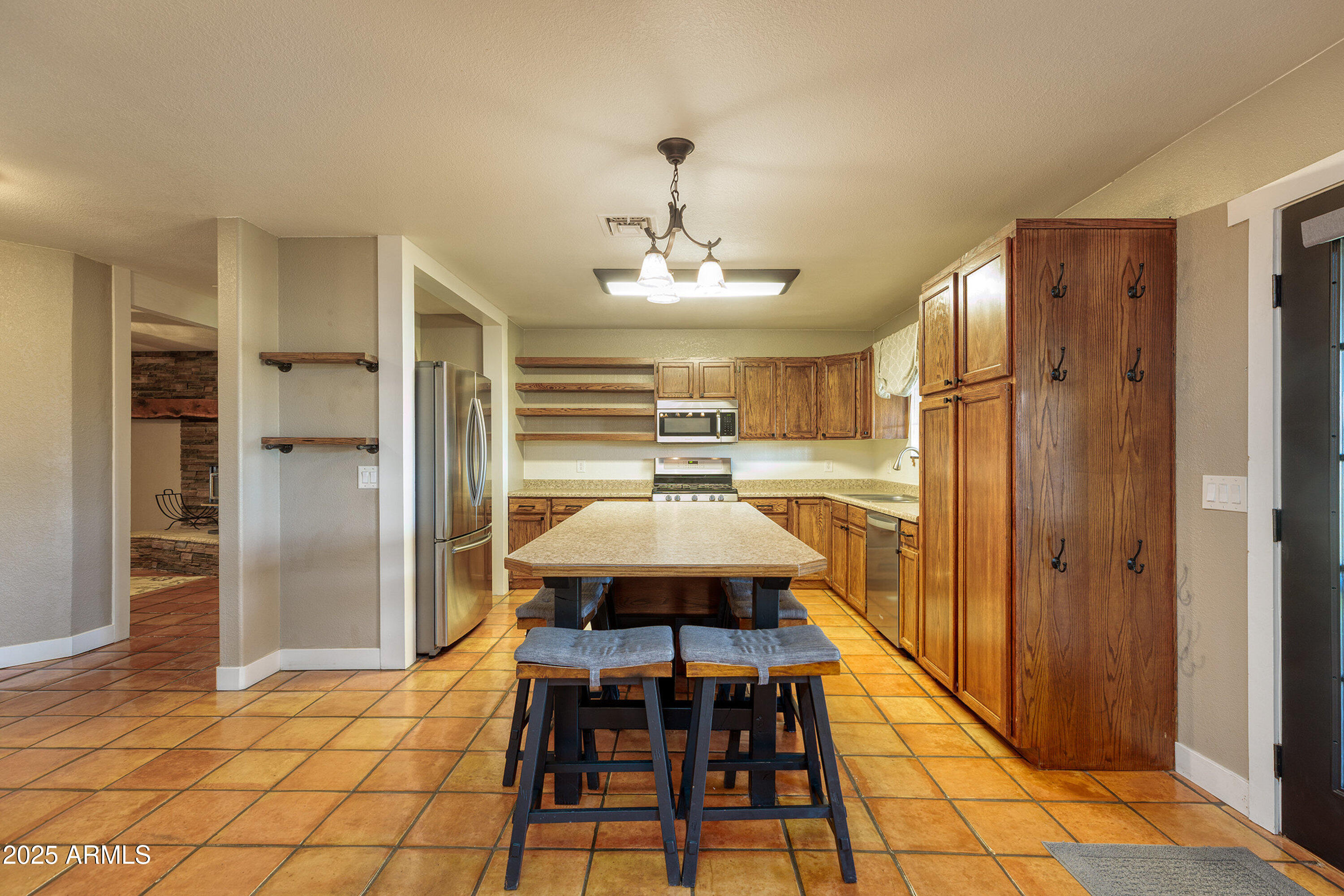 981 Oak Grove Road Show Low, AZ 85901 - Photo 18 of 61 a dining room with stainless steel appliances kitchen island granite countertop a refrigerator and a sink
