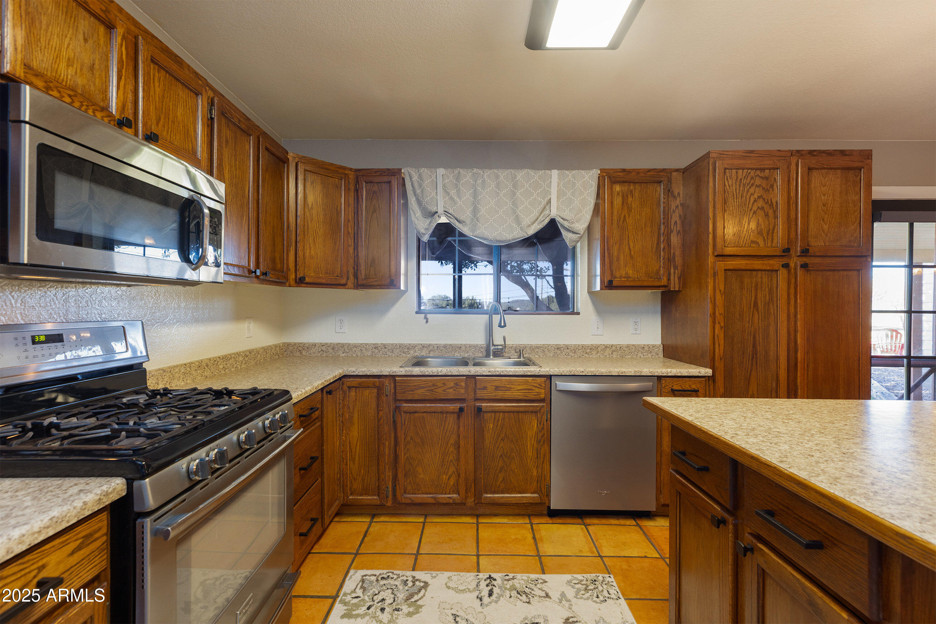 981 Oak Grove Road Show Low, AZ 85901 - Photo 20 of 61 a kitchen with a stove and a sink