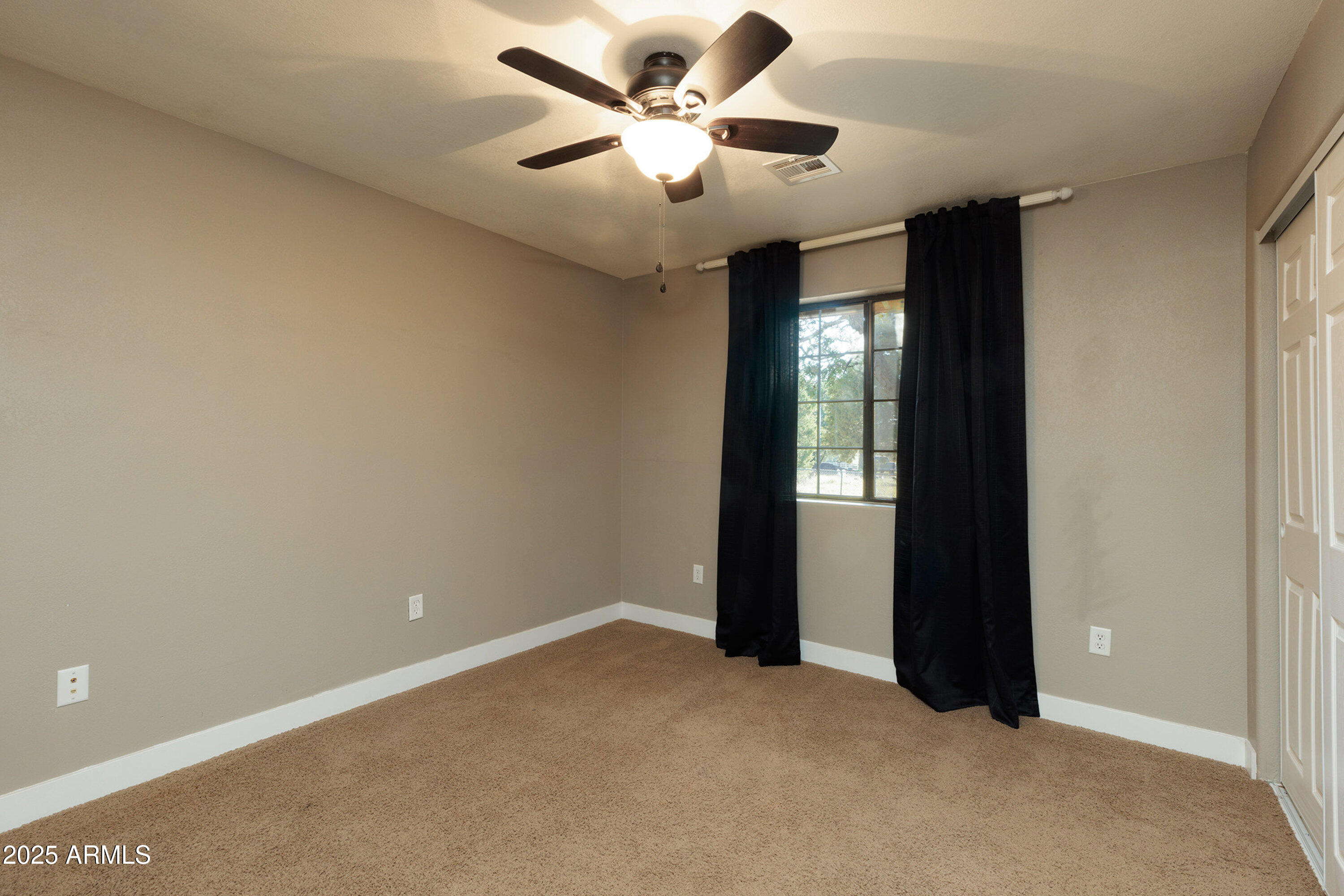 981 Oak Grove Road Show Low, AZ 85901 - Photo 37 of 61 a view of an empty room and window