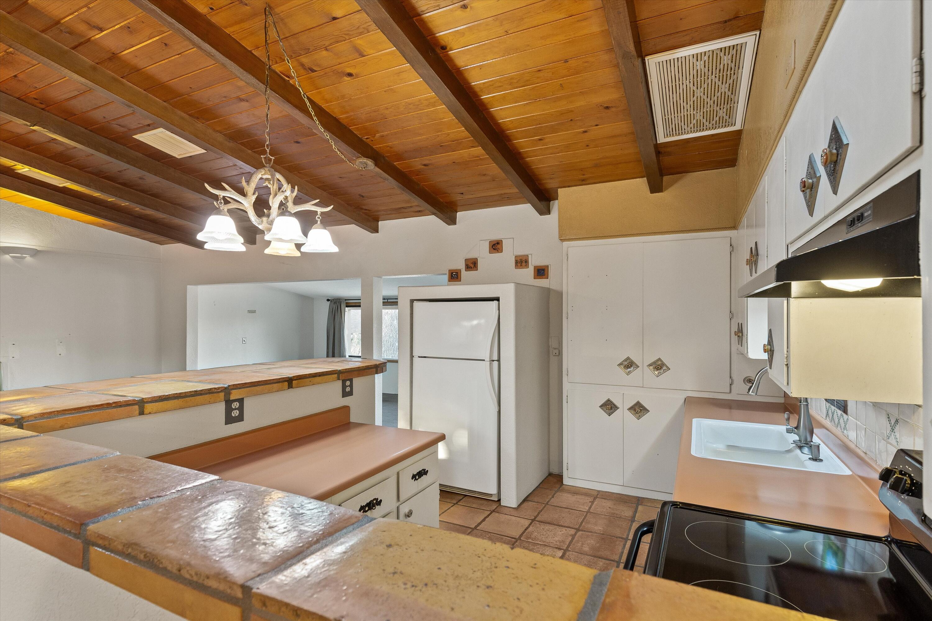 6785 Saddleback Road Joshua Tree, CA 92252 - Photo 23 of 50 a living room with a table