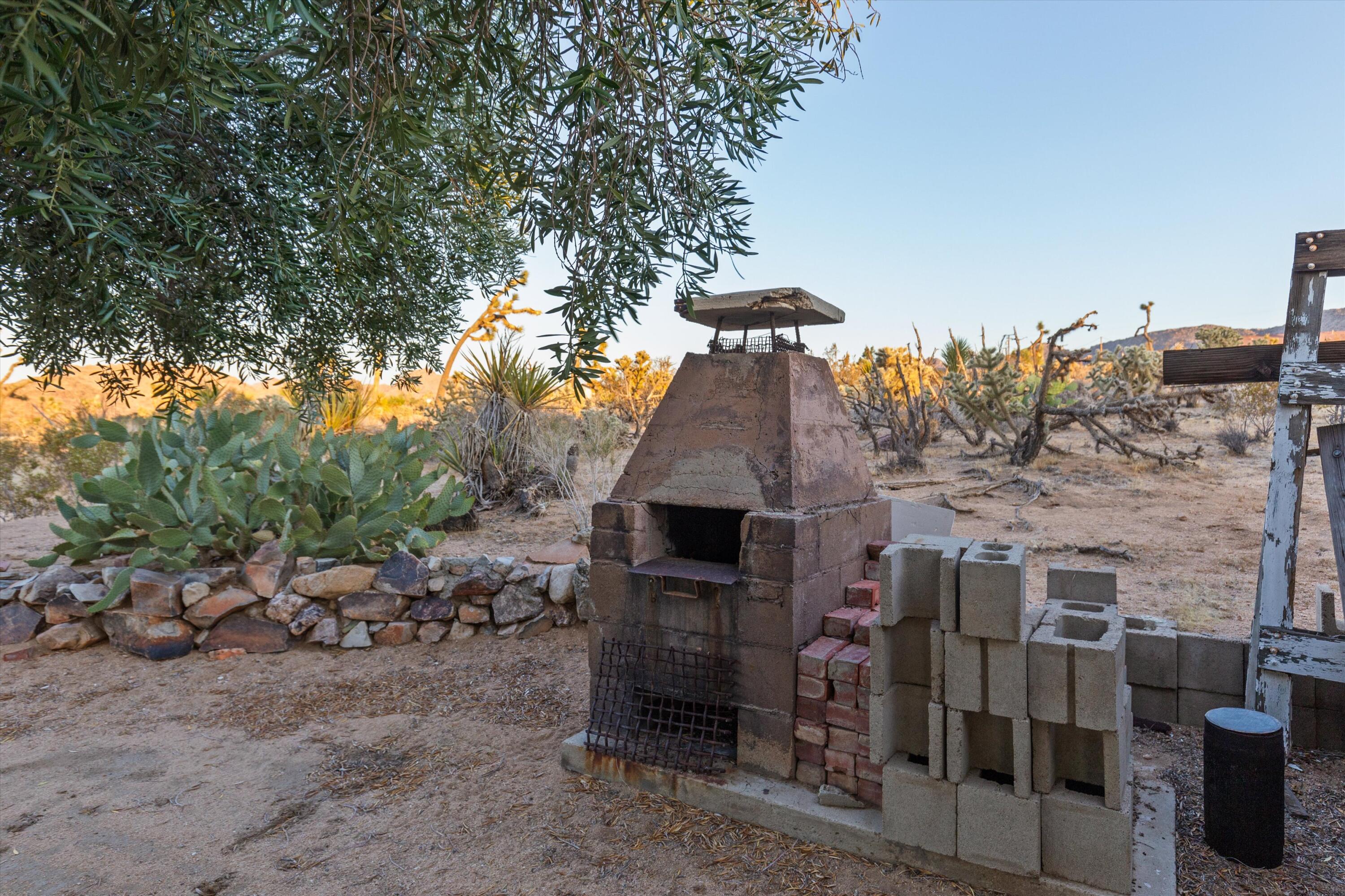 6785 Saddleback Road Joshua Tree, CA 92252 - Photo 42 of 50 a front view of a house with a yard