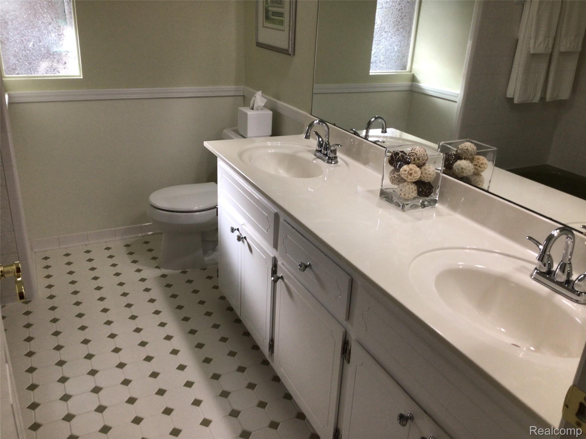 2181 Chalet Drive Rochester, MI 48309 - Photo 8 of 26 8.jpg