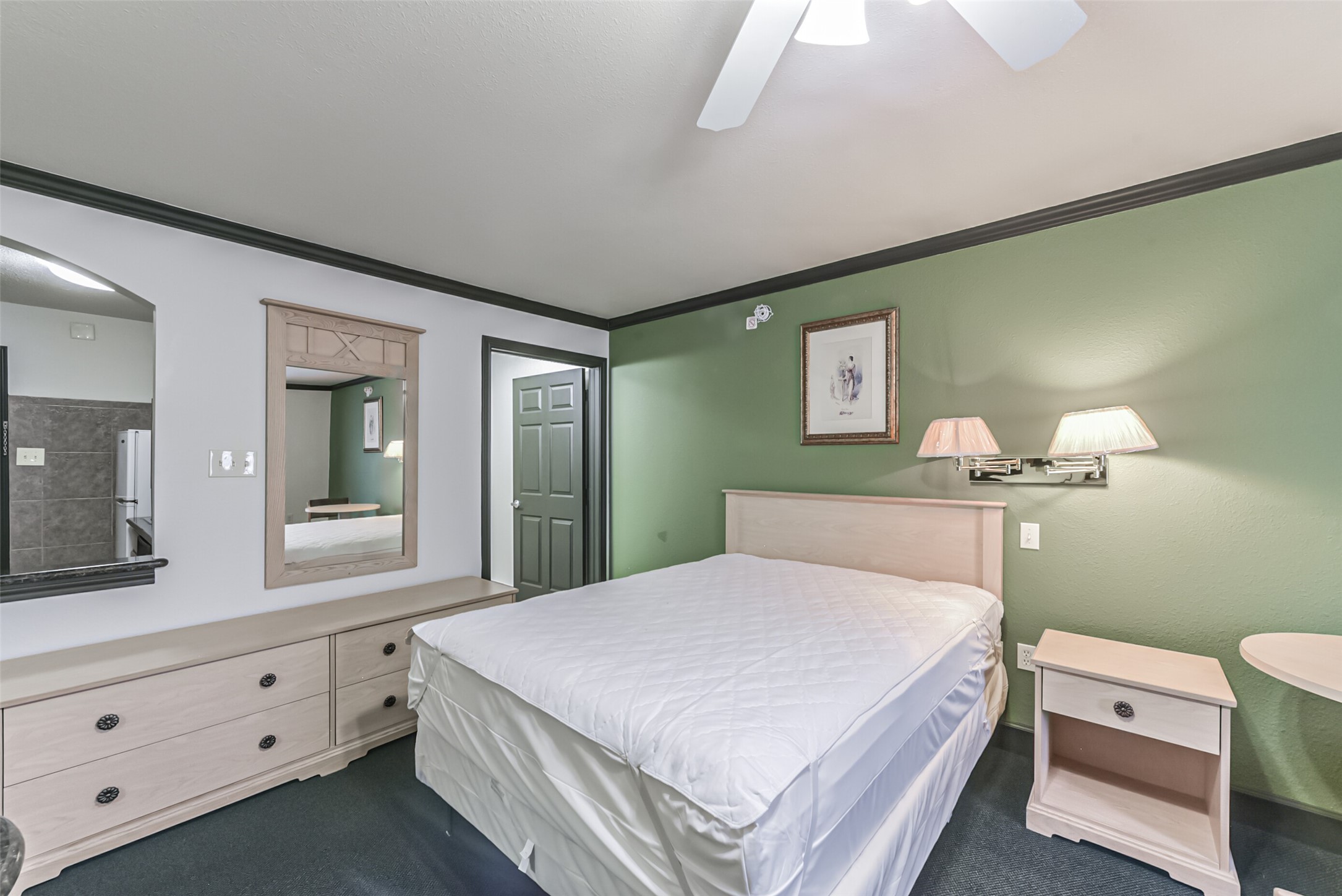 1025 Swanson Street, Unit 313 Houston, TX 77030 - Photo 18 of 25 a bedroom with a bed and a dresser