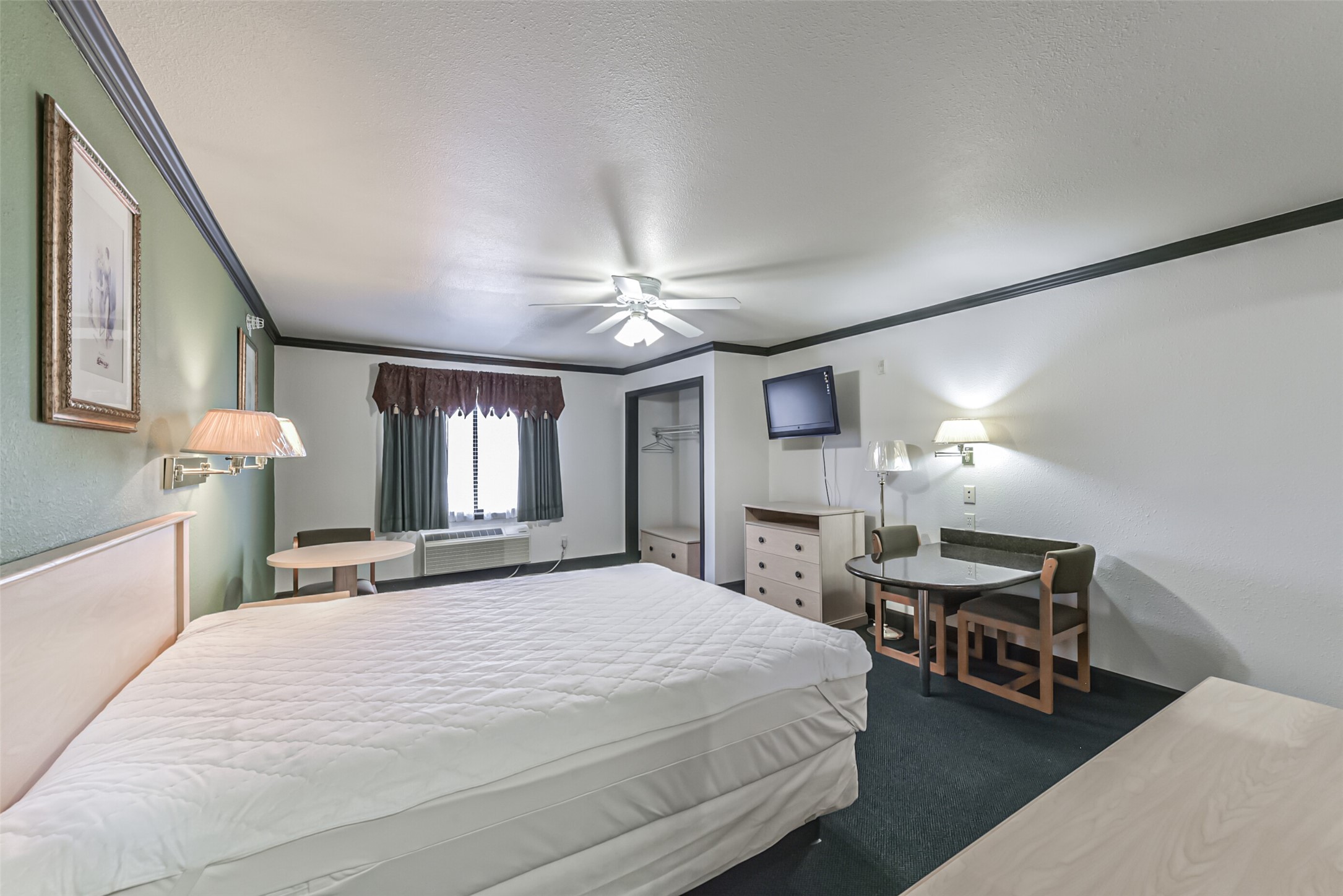 1025 Swanson Street, Unit 313 Houston, TX 77030 - Photo 19 of 25 a bed room with a bed and a chair