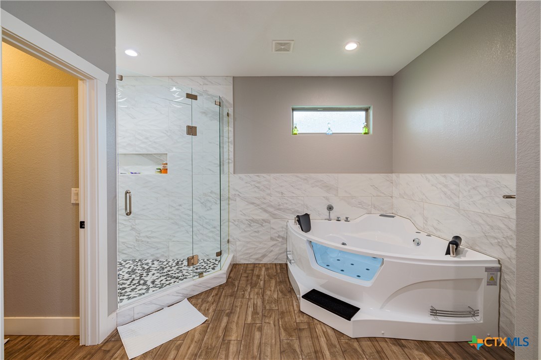 200 Wood Cove Georgetown, TX 78633 - Photo 18 of 22 a bathroom with a bathtub and a shower
