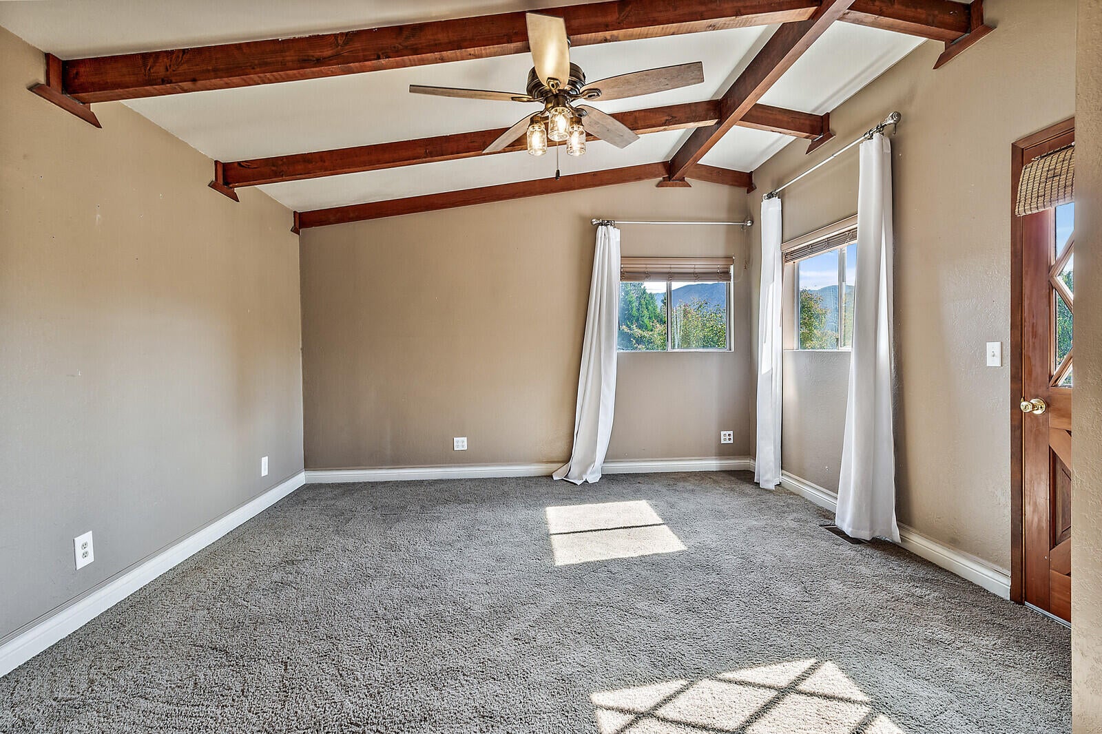 221 Larkin Road Grants Pass, OR 97527 - Photo 15 of 43 33_LR_33_mls