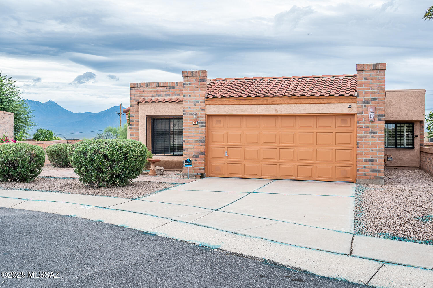 931 West Rio Guaymas Green Valley, AZ 85614 - Photo 2 of 39 a front view of a house with a garage