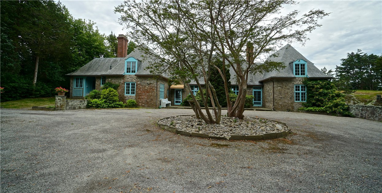 216 Highland Drive Jamestown, RI 02835 - Photo 5 of 39 Let's go inside!