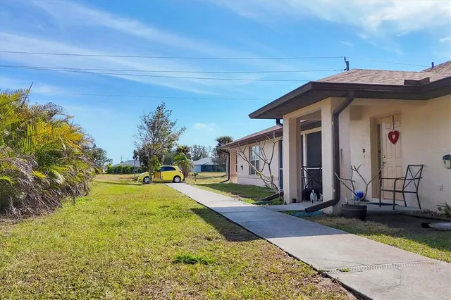 a view of a house with a yard