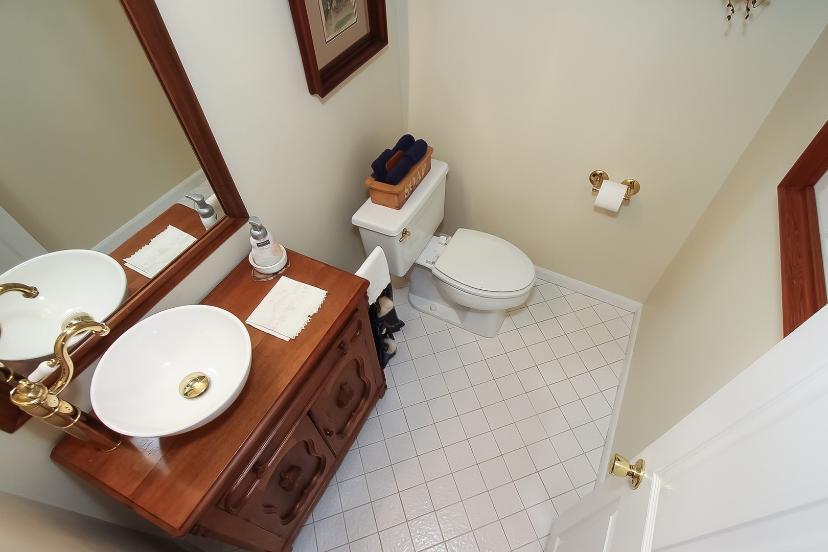 842 Oak Hill Road Lake Barrington, IL 60010 - Photo 26 of 36 a bathroom with a toilet a sink and mirror