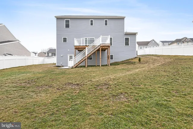 a picture of a wall with a white wall