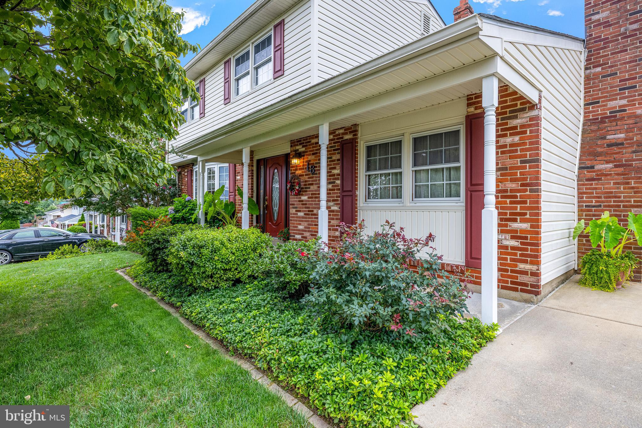 18 Whitfield Road Newark, DE 19711 - Photo 3 of 27 a front view of a house with garden