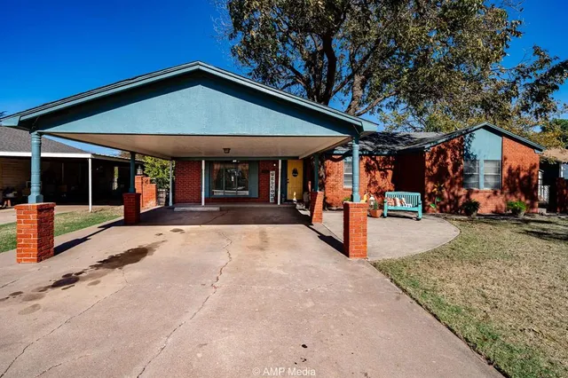 a view of the entrance of the building