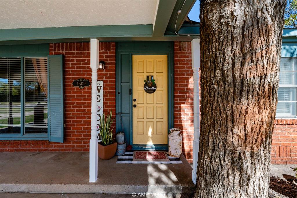 1309 Hudson Road Stamford, TX 79553 - Photo 2 of 35 a front view of a house with a yard