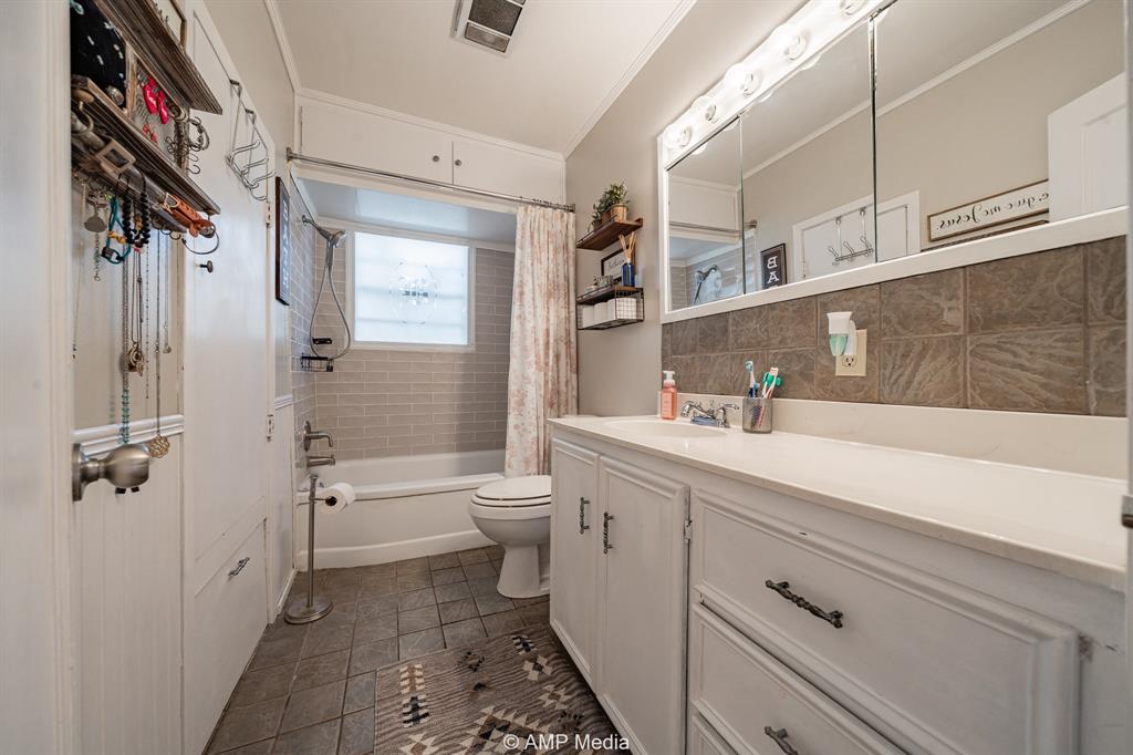 1309 Hudson Road Stamford, TX 79553 - Photo 21 of 35 a bathroom with a sink a toilet and shower
