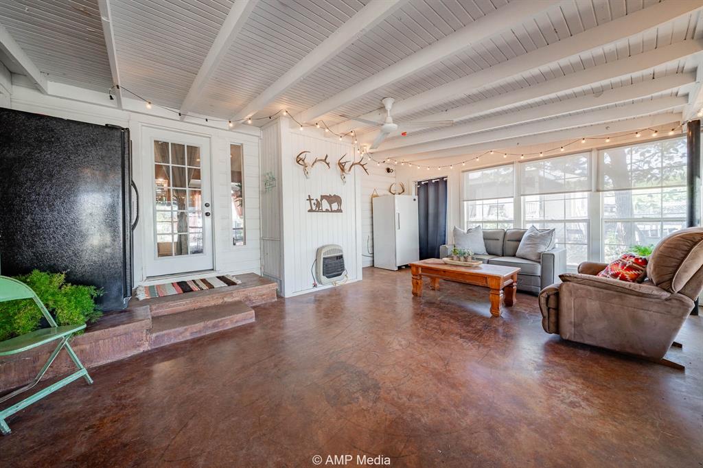 1309 Hudson Road Stamford, TX 79553 - Photo 24 of 35 a living room with furniture and a large window