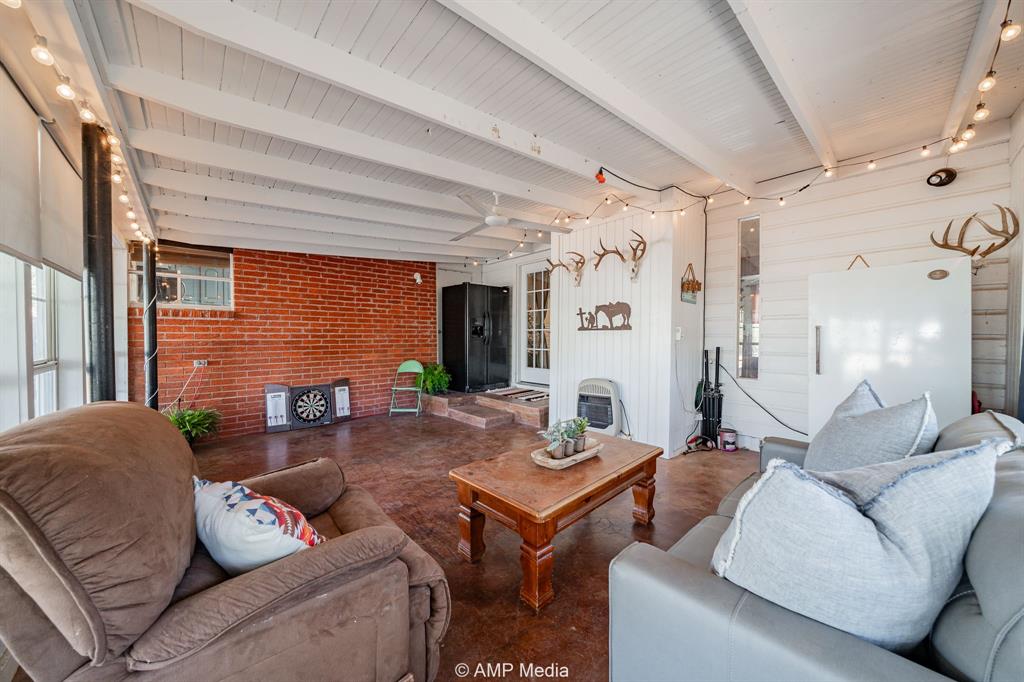 1309 Hudson Road Stamford, TX 79553 - Photo 26 of 35 a living room with furniture and a large window