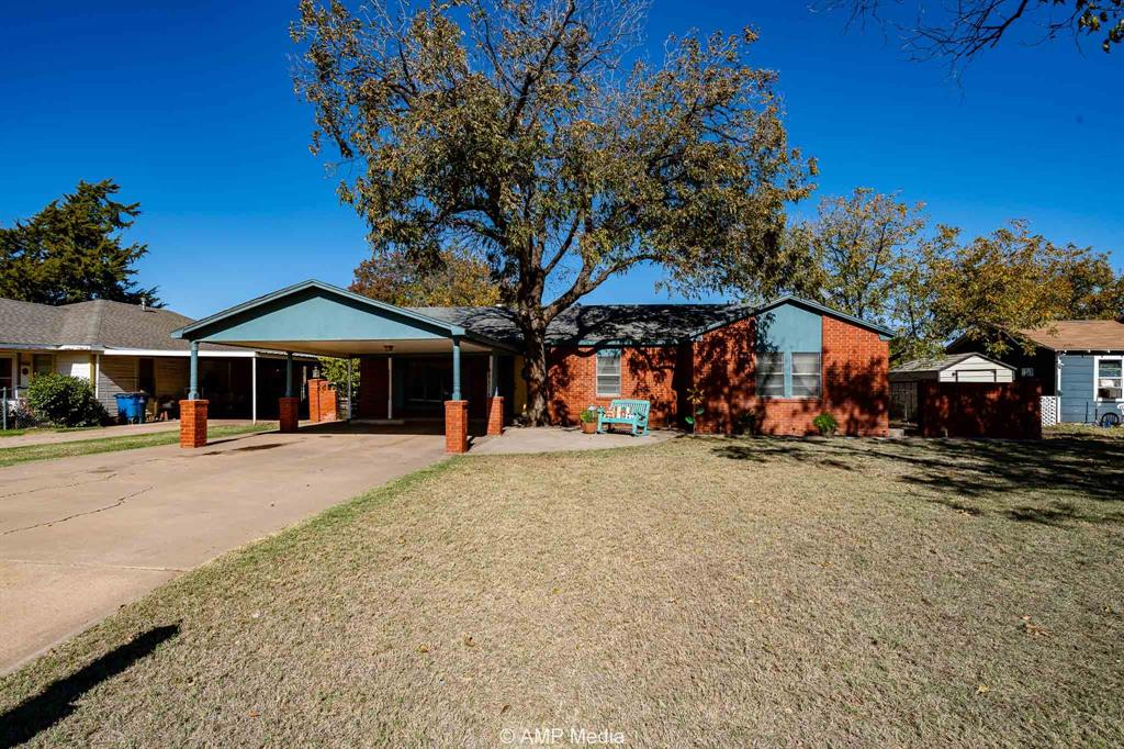 1309 Hudson Road Stamford, TX 79553 - Photo 4 of 35 a front view of a house with a yard and seating space