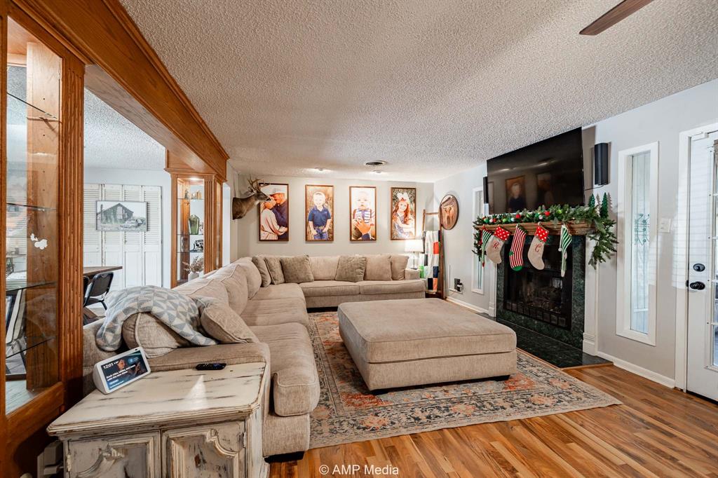 1309 Hudson Road Stamford, TX 79553 - Photo 6 of 35 a living room with furniture and a flat screen tv
